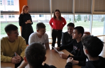 Dwie kobiety pomagajace uczniom w trakcie warsztatow