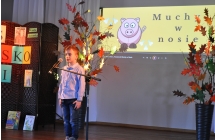 Chlopiec w blekitnej koszuli na scenie
