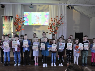 Grupa nagrodzonych dzieci z nagrodami