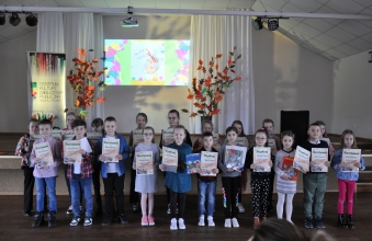 Grupa nagrodzonych dzieci z nagrodami