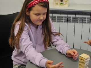 Dziewczynka skupiona na grze