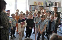 Dzieci i kobieta w bibliotece 