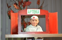 Chłopczyk jako aptekarz. 