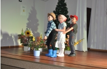Dwoje chłopców i dziewczynka podczas przedstawienia teatralnego 