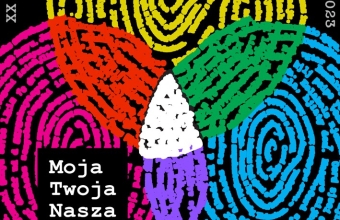 Na czarnym tle widnieją duże kolorowe plamy przypominające odciski palców, które nachodząc na siebie tworzą nowe kolory