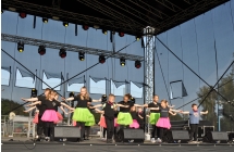 Grupa taneczna na scenie 