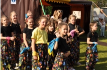 Dziewczynki z zespołu tanecznego przed wejściem na scenę 