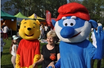 Animatorzy w strojach pluszowych bohaterów z bajek 