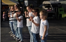 Zespół młodych wokalistek na scenie 