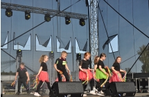 Grupa taneczna składająca się z dziewczynek 
