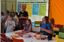 Dzieci i kobiety podczas tworzenia prac plastycznych 