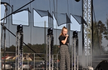 Dziewczynka śpiewająca piosenkę na scenie 