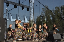 Grupa taneczna składająca się z młodych dziewczyn 