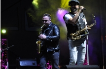 Dwóch muzyków na scenie 