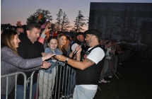 Artysta wręczający płyty publiczności 