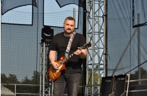 Mężczyzna grający na gitarze 