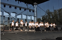 Grupa taneczna na scenie 