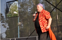 Mężczyzna z mikrofonem na scenie 