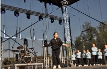Kobieta tańcząca na scenie 