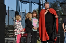 Aktor wraz z trzema dziewczynkami na scenie 