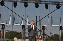 Mężczyzna w garniturze na scenie 