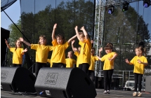 Grupa taneczna na scenie 