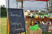 Tablica z napisem - kiermasz charytatywny 
