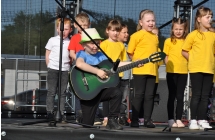 Chłopiec z gitarą z zespołem wokalnym