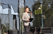 Konferansjer z mikrofonem na scenie 