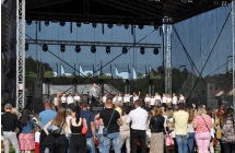 Kilkadziesiąt osób obserwujących widowisko na scenie 