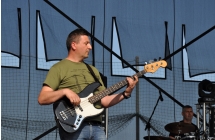 Mężczyzna grający na gitarze basowej 