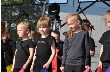 Dwie dziewczynki  i chłopiec na scenie 