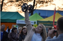 Kobieta podnosząca hantle podczas rywalizacji sportowej 