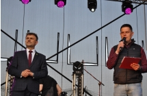 Dwoje mężczyzn na scenie 
