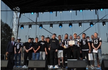 Drużyna sportowa pozująca do wspólnej fotografii 