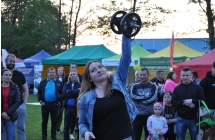Kobieta podnosząca ciężarek, zawody sportowe. 