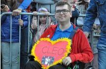 Mężczyzna z transparentem w kształcie serca z napisem - CLEO