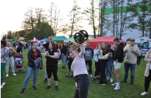 Kobieta podnosząca ciężarek. Konkurencja sportowa 