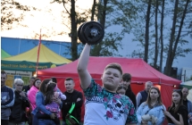 Młody mężczyzna podnoszący hantle 