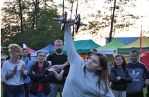 Młoda kobieta podnosząca ciężar ręką 