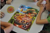 Dzieci siedzące przy rozgrywce w grę planszową 
