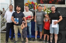 Pięcioro mężczyzn i chłopiec na tle sceny. Laureaci konkurencji sportowych 