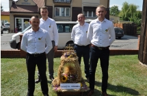 Czterech mężczyzn i wieniec dożynkowy 