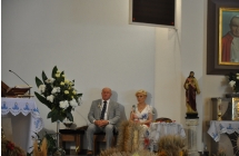 Starostowie dożynek w kościele 