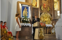 Mężczyzna mówiący przy mównicy kościelnej 