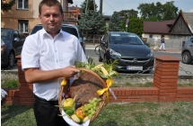 Mężczyzna prezentujący bochenek chleba 