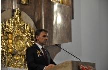 Mężczyzna przy mównicy kościelnej 