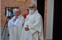 Dwoje księży pod kościołem 