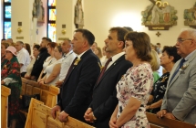 Eleganccy ludzie w kościele 
