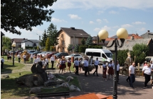Kilka delegacji dożynkowych pod kościołem 
